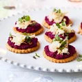 Krakersy z buraczanym pesto, kozim serem i orzeszkami