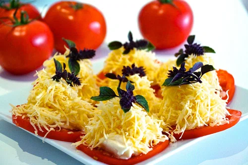 Pomidory z czosnkiem i serem