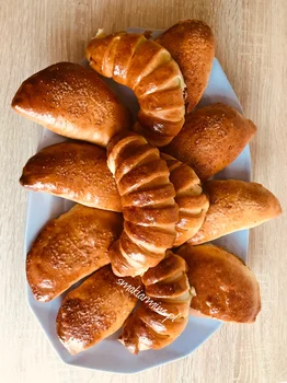Drożdżówki z serem (rogaliki z powidłami)