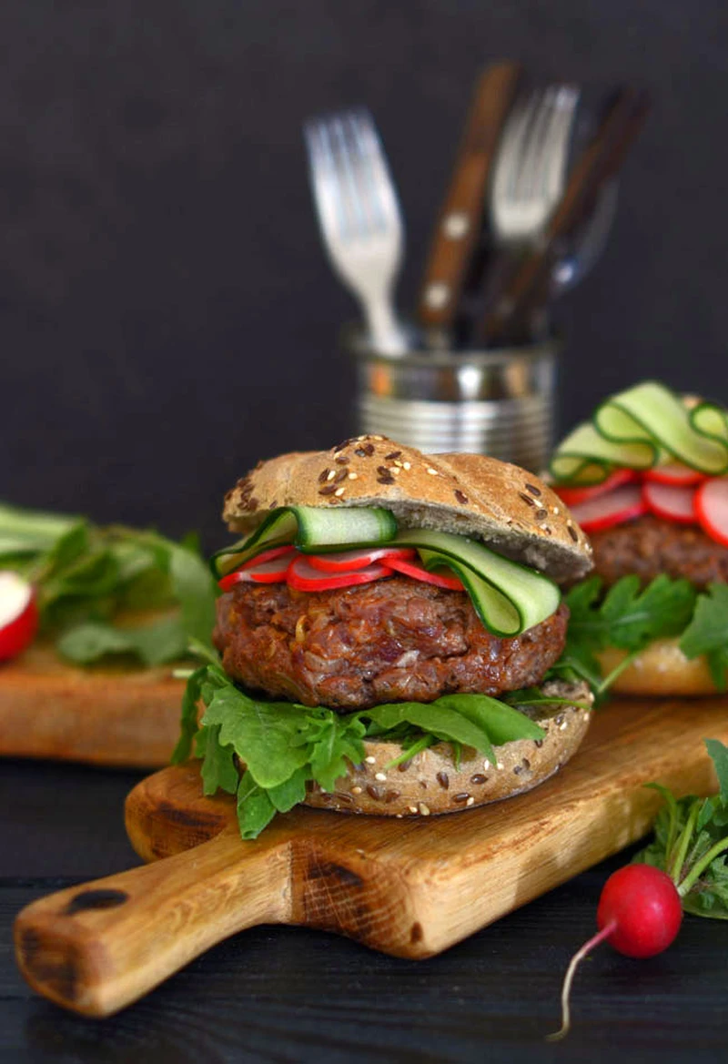 Burgery wołowe z marynowaną rzodkiewką