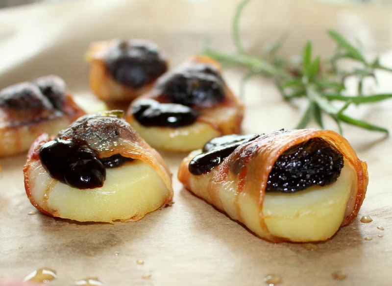 Ziemniaki pieczone z wędzoną śliwką, otulone boczkiem