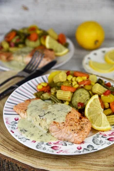 Łosoś w sosie koperkowym wraz z warzywami z patelni