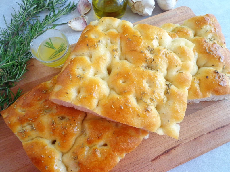Focaccia z masłem czosnkowym i rozmarynem