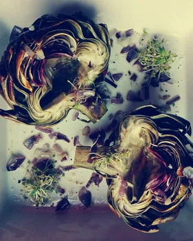 Pieczony karczoch z czerwoną cebulką i czosnkiem