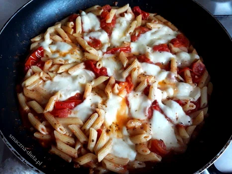 Szybki obiad, czyli makaron z ciecierzycy z pomidorami i mozzarellą