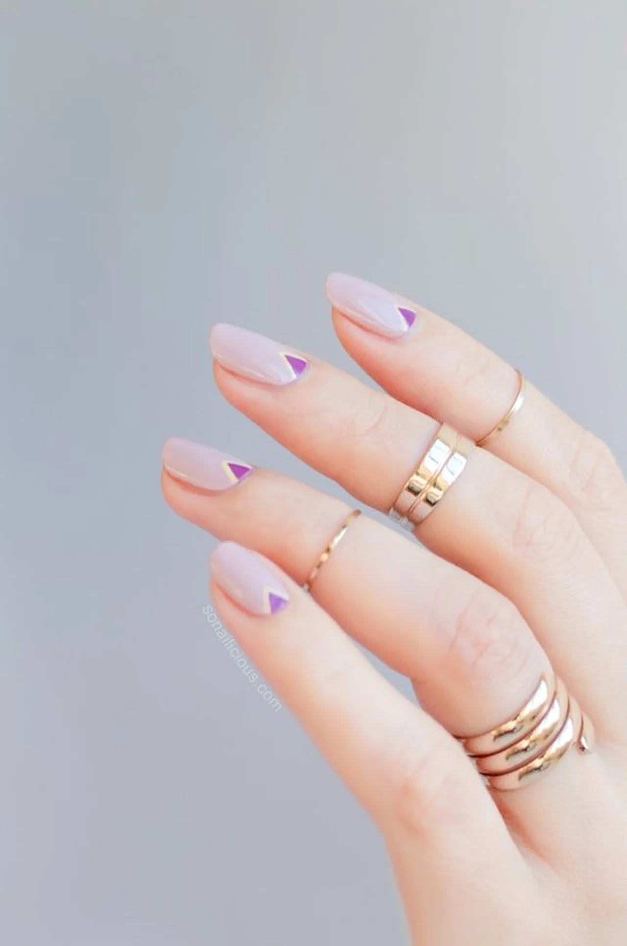 Delikatne pierścionki i ciekawy manicure