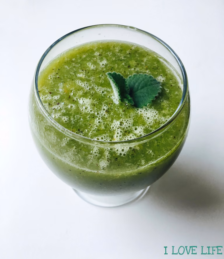 Koktajl z kiwi i pomarańczy z miętą