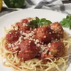 Spaghetti z pulpetami w sosie pomidorowym.