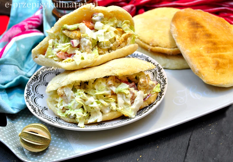 CHLEBKI PITA Z SAŁATKĄ GYROS