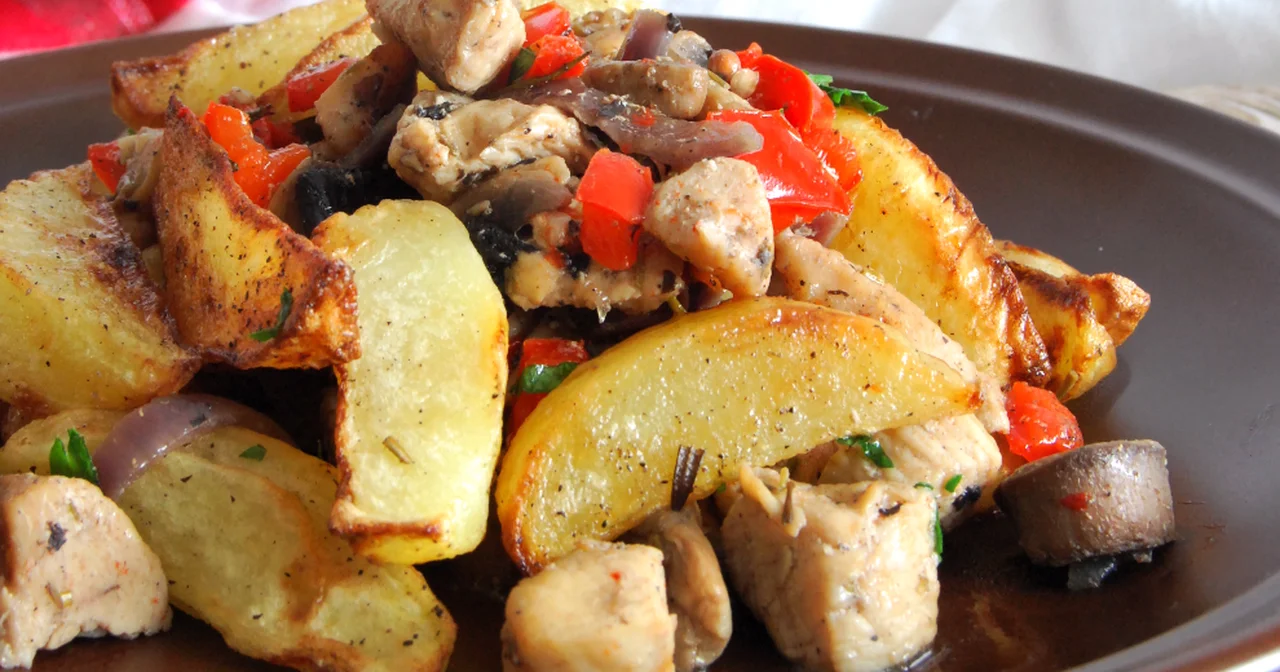 Zdrowy obiad - pieczone ziemniaki z kurczakiem