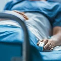 Kobieta skłamała o przyjęciu szczepionki Covid-19. Przyznała się pod respiratorem.