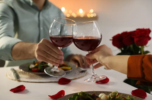 7 romantycznych kolacji, które zawsze działają. Nr 3 to klucz do Jego serca!