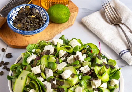 Zielona sałatka z cukinią i bobem