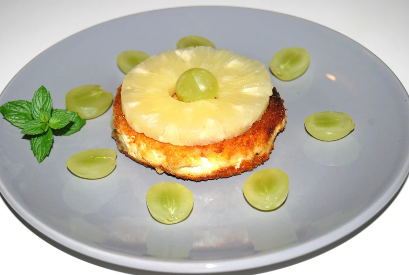 Camembert z ananasem