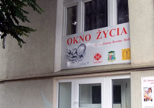 Dwudniowy chłopiec odnaleziony w oknie życia! Matka ma czas na zmianę decyzji