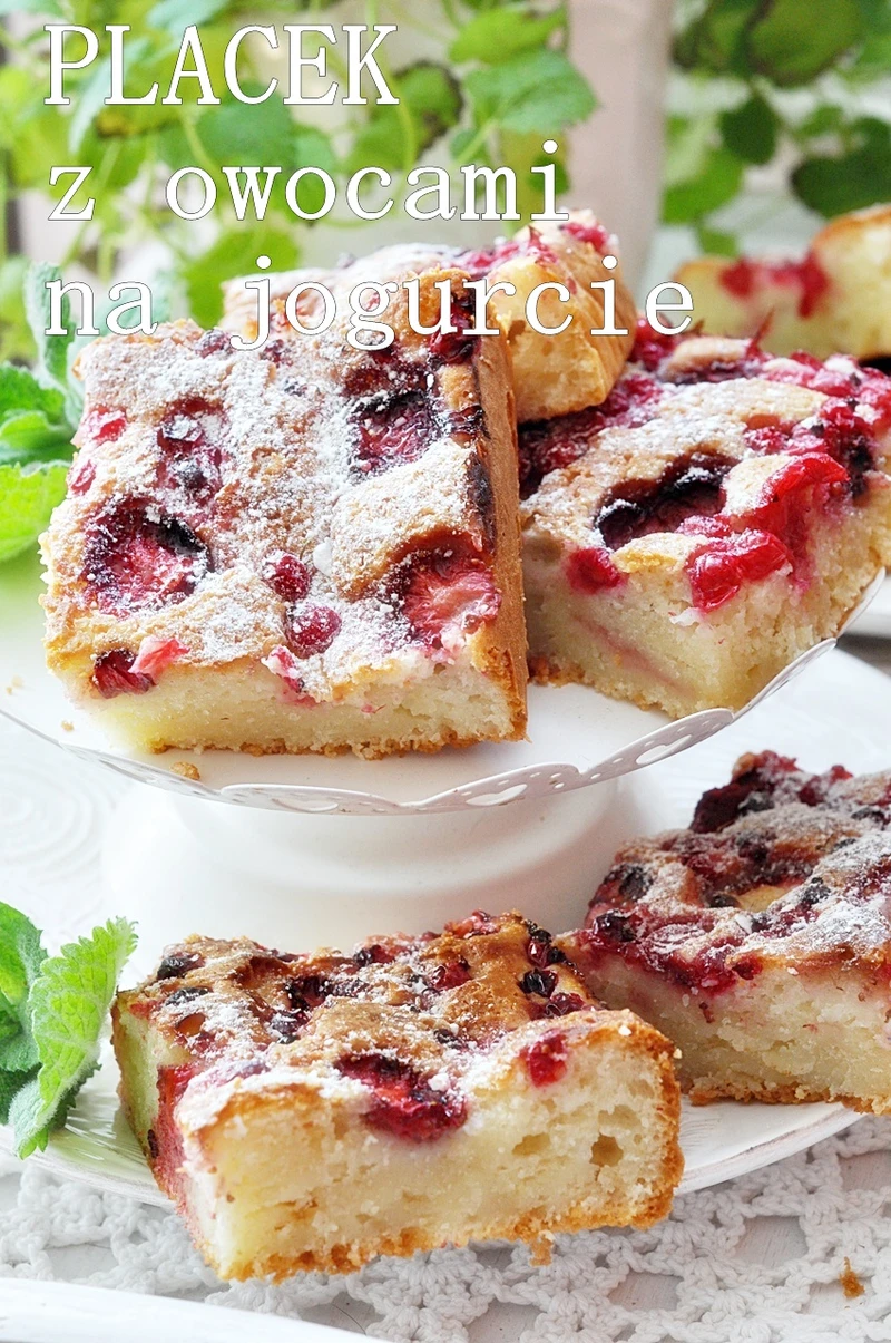 Prosty placek z owocami na jogurcie