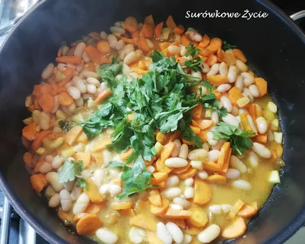 Curry warzywne z marchewką, pietruszką i białą fasolką