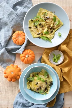 RAVIOLI Z PIECZONĄ DYNIĄ, PODANE Z PALONYM MASŁEM I CHRUSTEM Z PESTEK.