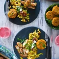 Wegański obiad wiosenny w stylu indyjskim. Młoda kapusta, ziemniaki, pieczone kotlety,chutney,lassi.