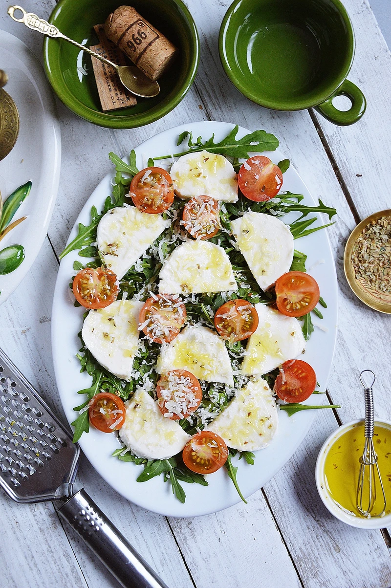 Sałatka z rukoli z mozzarellą, parmezanem i pomidorkami koktajlowymi