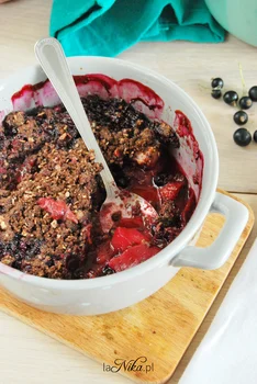 Crumble ze śliwkami, brzoskwiniami i porzeczkami