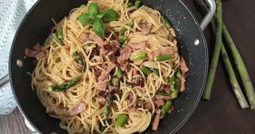 Spaghetti ze szparagami i suszonymi pomidorami.