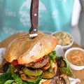 DOMOWY BURGER WOŁOWO- WIEPRZOWY Z GRILLOWANYMI WARZYWAMI