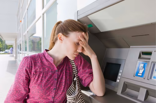 Bankomat może zatrzymać kartę. Tak działa sprytna metoda oszustów!