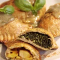 Pierogi z pieca w dwóch nadzieniach i sosem koperkowo- czosnkowym