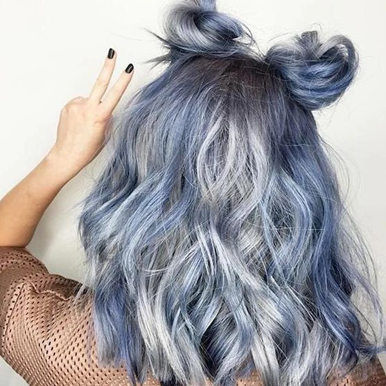 Włosy w niebieskich odcieniach