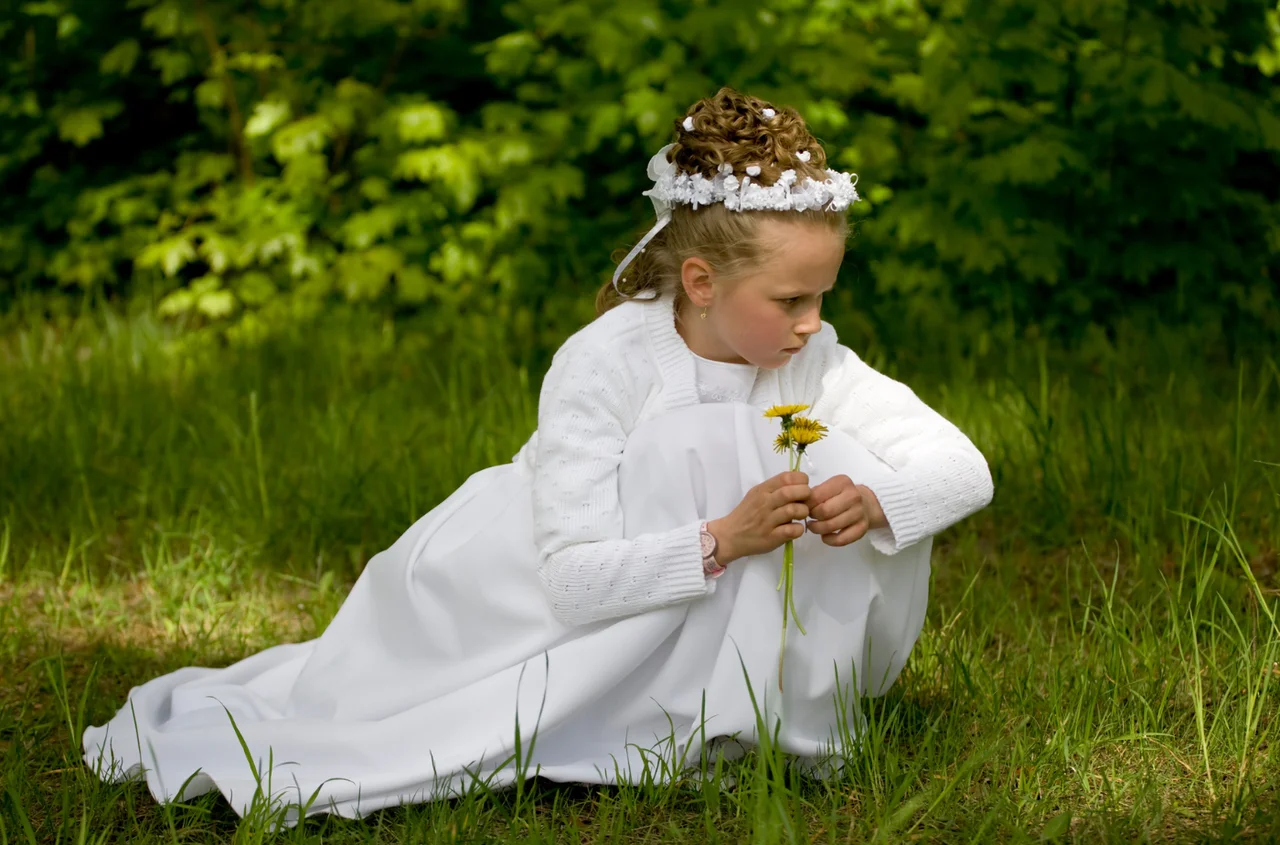 Ile dać do koperty na Komunię 2026? Kwoty zależą od kilku czynników, a Polacy mają swoje sposoby na wyliczenia