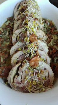 Rolada schabowa z wędzonym boczkiem i sosem kurkowym