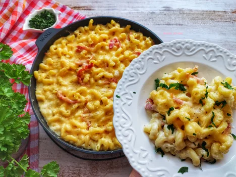 Makaron z serowym beszamelem i boczkiem - Słodko Słodka