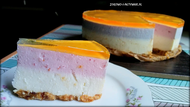 Sernik malinowy na spodzie z daktyli bez pieczenia