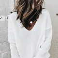 Sweter z dekoltem