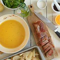 Polędwiczki w szynce parmeńskiej w pomarańczowym sosie na pieczonej pietruszce i gruszkach.