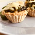 Muffiny drobiowe ze szpinakiem zapieczone z serem