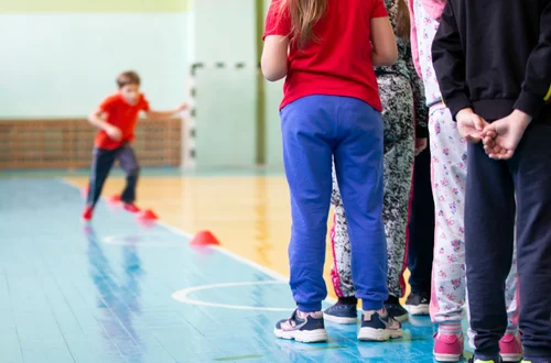 Tak źle w szkołach jeszcze nie było! Uczniowie nie potrafią skakać na skakance i kozłować piłką! Szokujące wyniki badań