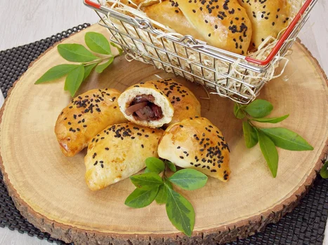 Pieczone pierogi z kaczką i karmelizowaną cebulą z żurawiną