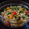 Farfalle z mozzarellą, rukolą, pomidorkami i grillowanym kurczakiem