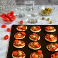 Mini pizze z krewetkami, pomidorkami, papryką i pikantną pastą pomidorową z awokado