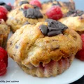 Dietetyczne muffinki z malinami i czekoladą