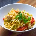 Yakisoba - smazony japoński makaron z krewetkami i kurczakiem