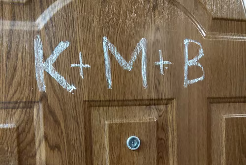 Co naprawdę oznacza napis C+M+B na drzwiach? Wielu Polaków interpretuje go błędnie!