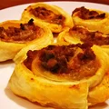 Mini pizza z ciasta francuskiego