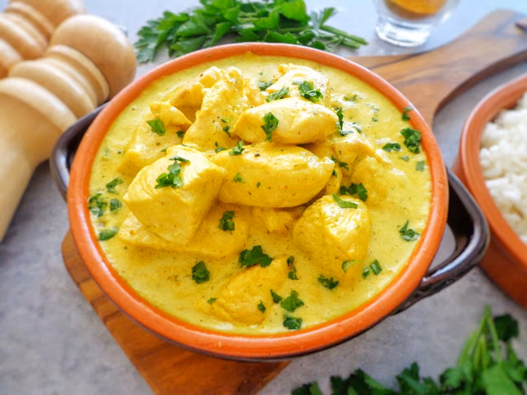 Kurczak curry w sosie śmietanowym