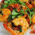 Wykwintne czosnkowe krewetki z natką pietruszki i chili na makaronie