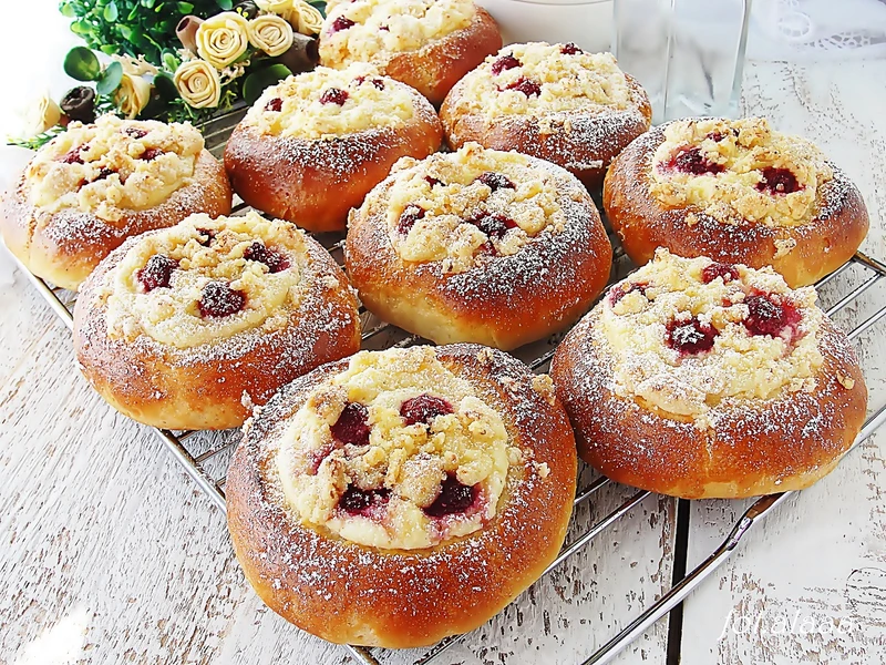 Drożdżówki z twarogiem i malinami