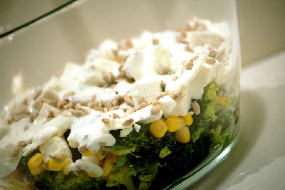 Zdrowa sałatka z brokułami, kukurydzą i serem feta