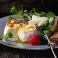 PIECZONY CAMEMBERT Z MIODEM I MALINAMI